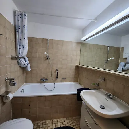 Mit Kuechenzeile In Einer Abgelegenen Ehemaligen Hotelanlage *